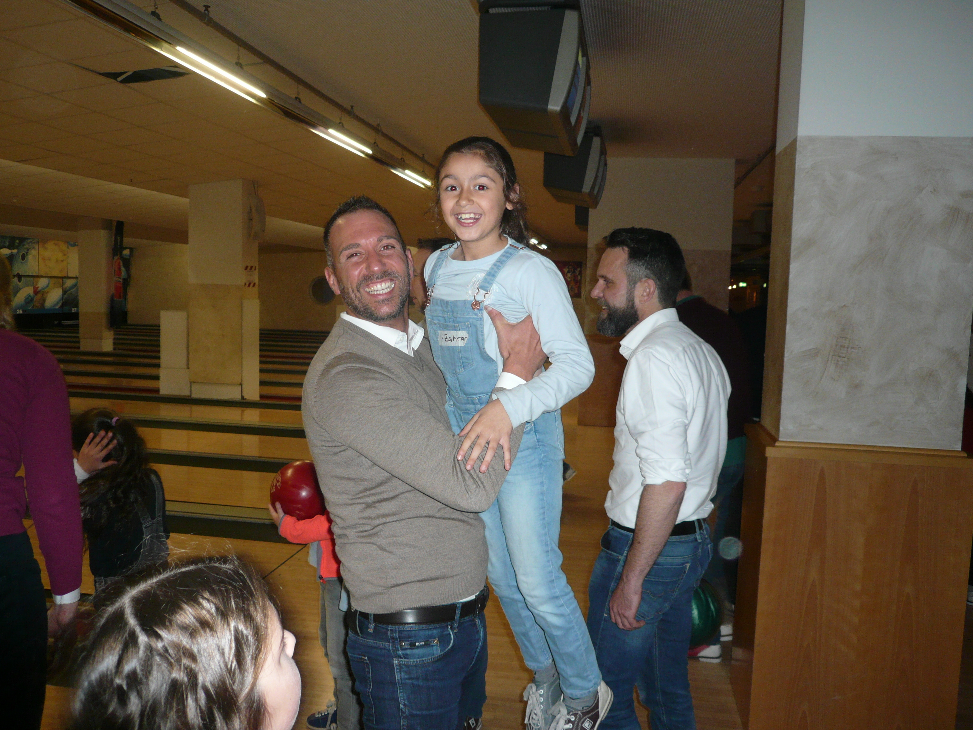 Rums! Rein! Winner - happy ist Ijad Nassif mit Patenkind beim Bowling...Foto: Schattberg