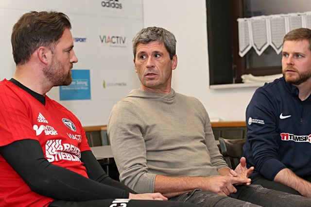 Markus Merk (mi.) gab den Nachwuchs-Referees mit Blick auf das Schiedsrichter-Starterset dafür noch mit auf den Weg: "Ich wünsche euch, dass ihr die Gelben und Roten Karten nicht so oft braucht." Fotos: Carsten Kobow