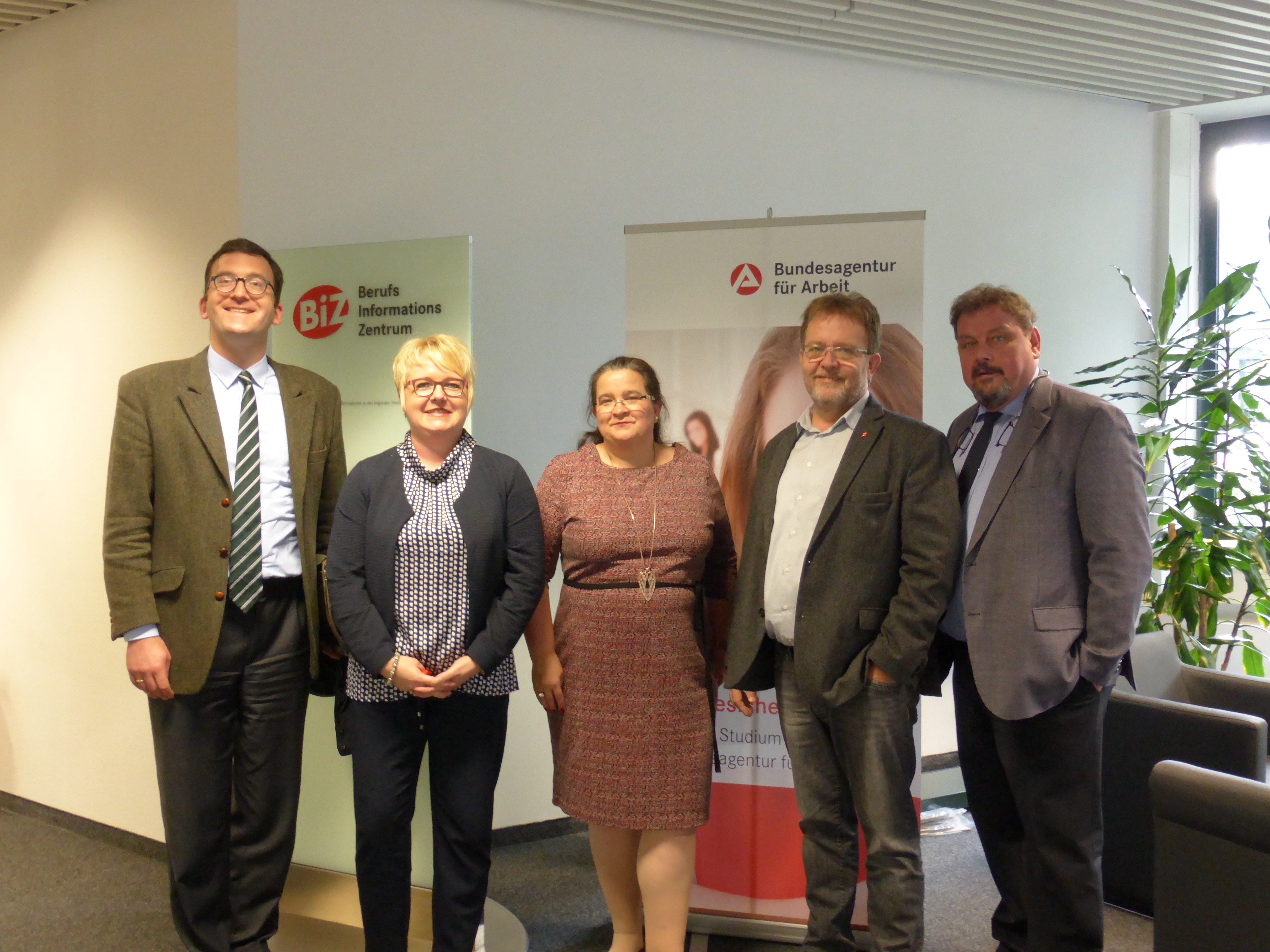 Franz Roggemann (IHK), Stephanie Herrmann (Agentur für Arbeit), Andrea Demler (Agentur für Arbeit), Dieter Hillebrand (DGB) und Wolfgang Dapprich (Kreishandwerkerschaft) (v.l.) freuen sich über die positive Trendwende. Foto: Nils Krüger