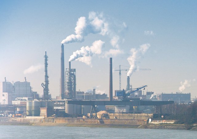 In 15 Jahren emissionsfrei? Stahlwerk-Kulisse in Duisburg am Rhein.