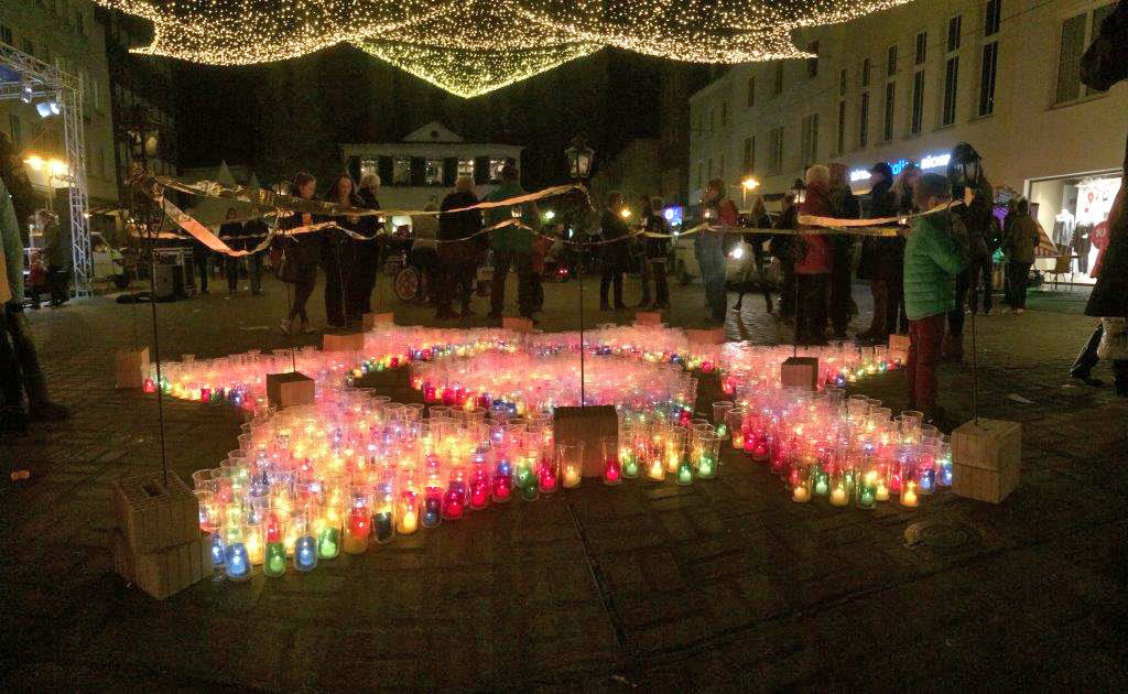 Mit Ah und Oh wird das Einschalten des Lichtersternes wohl in diesem Jahr auch wieder begrüßt
