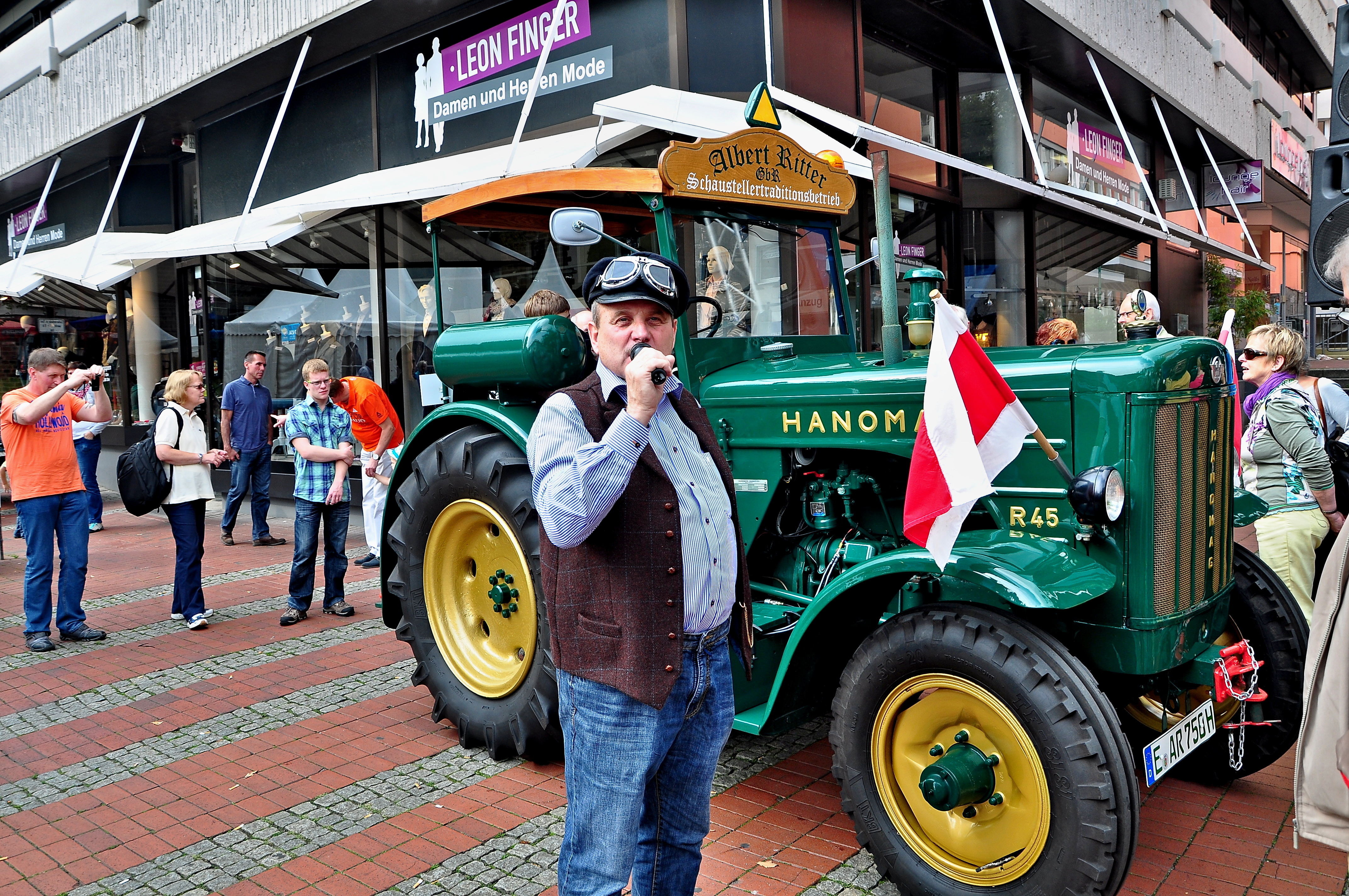 Albert Ritter ist häufig in Steele zu Gast, moderierte sogar die Traktoren-Treffen am Oldtimer Rallye-Wochenende. Wenn nur dieser Steeler Weihnachtsmarkt nicht wäre... Foto: Archiv