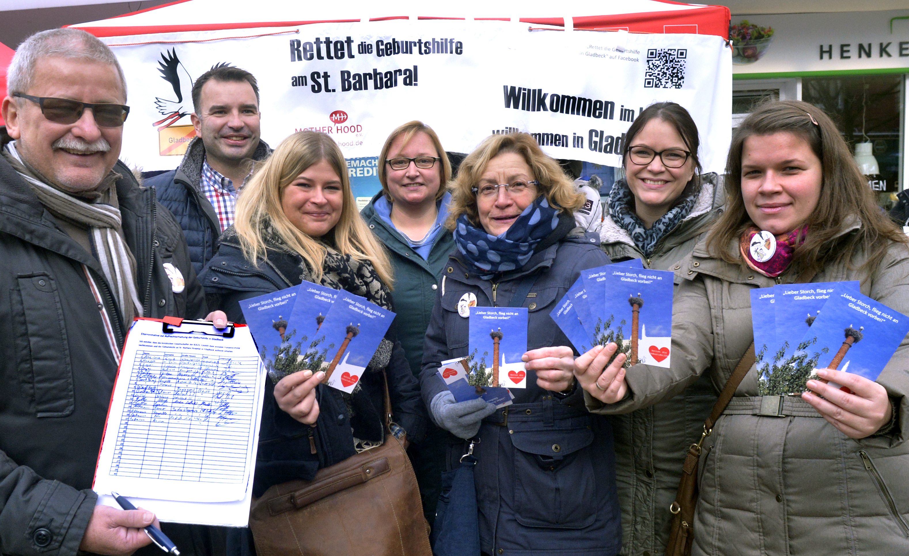 Die Geburtshelferinnen und ihr Anwalt Martin Löbbecke (l.) hoffen darauf, dass die KKEL dem Druck der Bezirksregierung nachgeben und einer Wiedereinrichtung der Geburtshilfe zustimmen muss. Foto: Archiv / Braczko