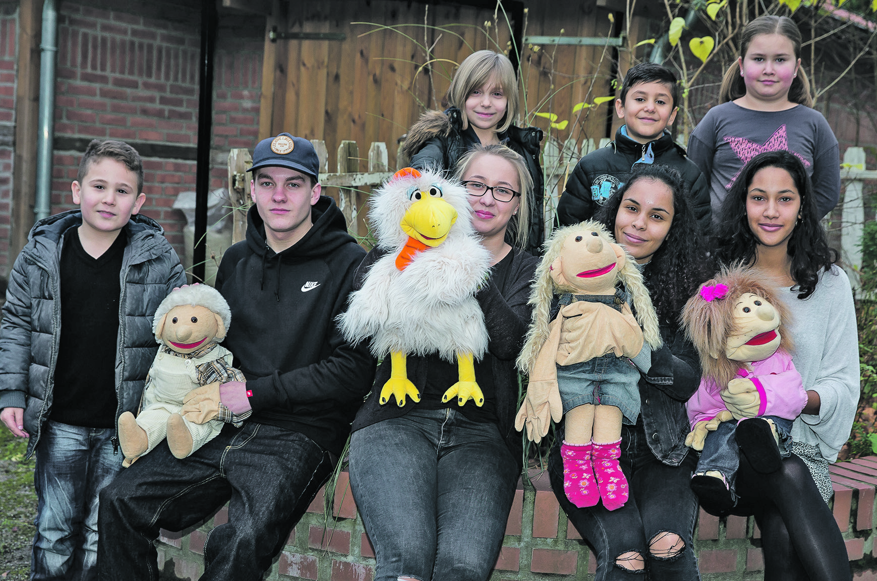 Das Foto zeigt einige der „Puppenspieler“, die vor zwei Jahren bei den 16. Kinder-Puppenspieltagen in verschiedenen Workshops ihre eigenen Spielpuppen, aber auch Theaterstücke und entsprechende Kulissen entwickelten.
