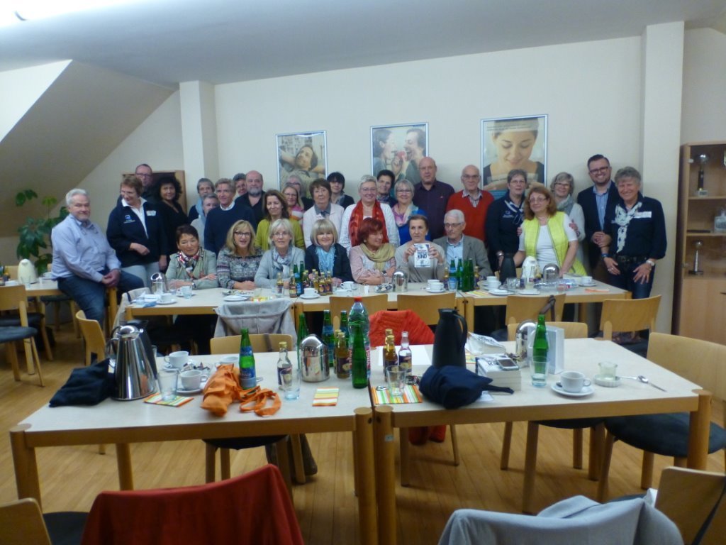 Waltraud Schöne, 1. Vorsitzende der Essener Unternehmerfrauen im Handwerk, re., mit Krimiautor Jörg Böhm (daneben). Die Ehemänner kamen wohl mit als Beschützer... Foto:Privat