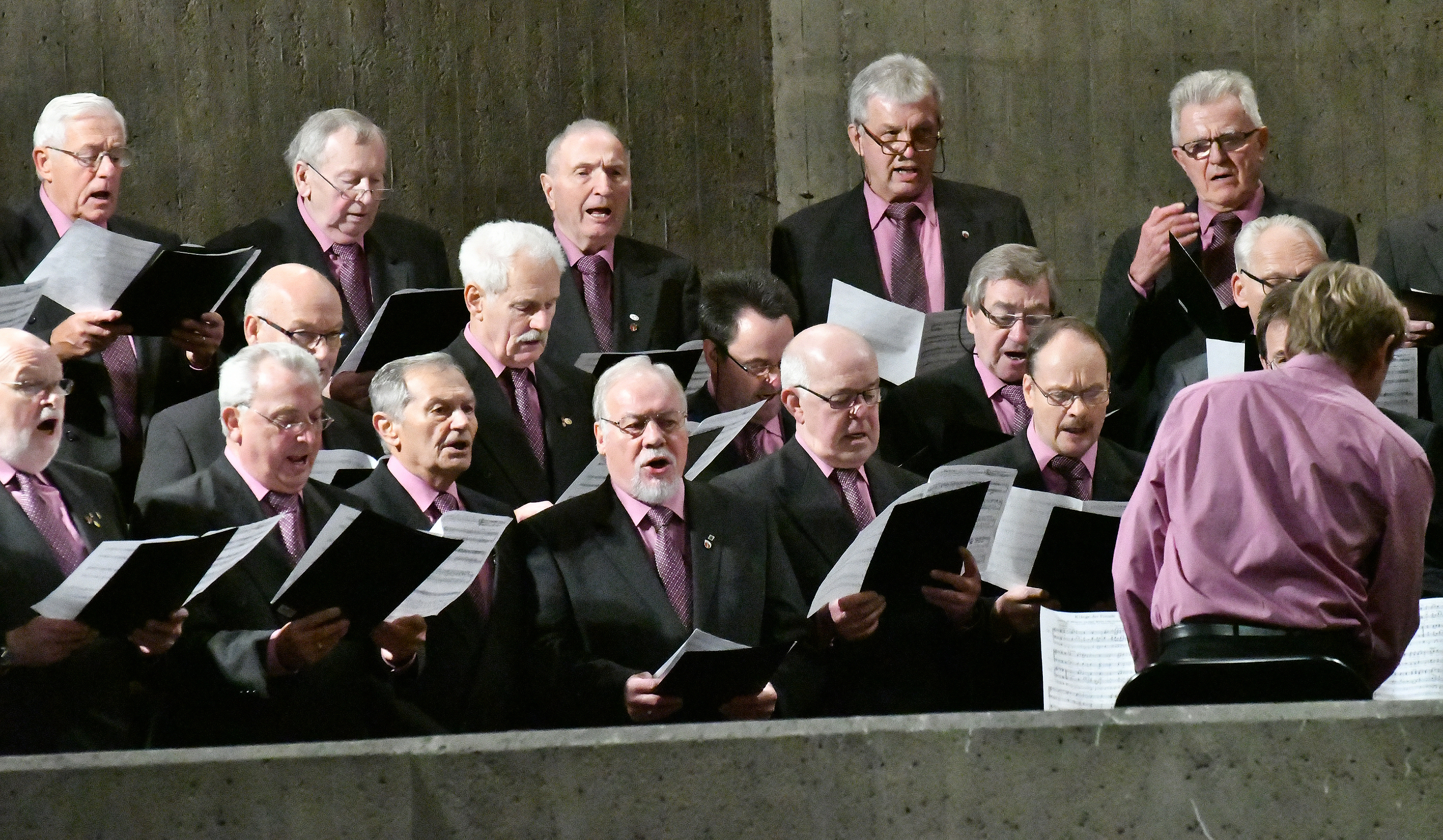 Die 30. Hubertusmesse in der Wallfahrtskirche wurde musikalisch neben dem 1. Fanfarencoprs Neviges 1957 durch die Jagdhornbläser Neviges und den Velberter Männerchor bestritten. Für die Sänger war es so was wie das Einsingen, denn sie gaben am Abend in großes Konzert in der Velberter Festhalle.