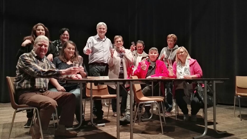 Eine Amateurtruppe, die überregional Fans nach Recklinghausen-Hochlarmark lockt. In der Regel kommen rund 1000 Zuschauer ins Fritz-Husemann-Haus, um sich von diesen Damen und Herren erheitern zu lassen.