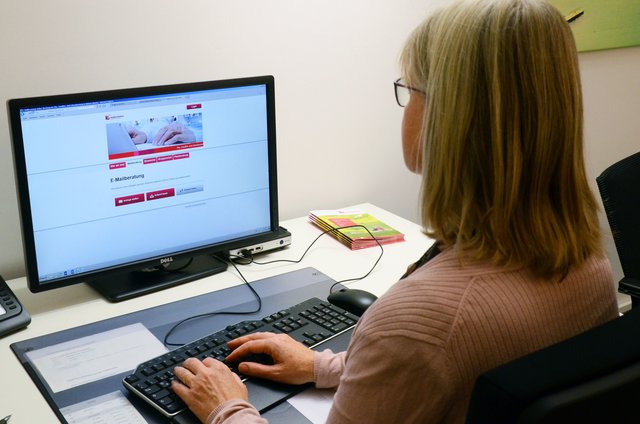 Heinrike Austermann berät via Computer Ratsuchende in der virtuellen Be-ratungsstelle. Foto: Bischöfliche Pressestelle/Ann-Christin Ladermann