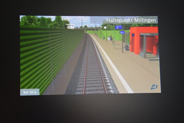 So sieht es aus, wenn man mit dem Zug künftig in den Bahnhof in Millingen einfährt. Lärmschutzwände links und rechts.
