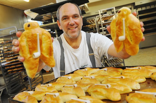 Mit viel Liebe hat Bäckermeister Henri Leminski die Weckmänner gebacken.