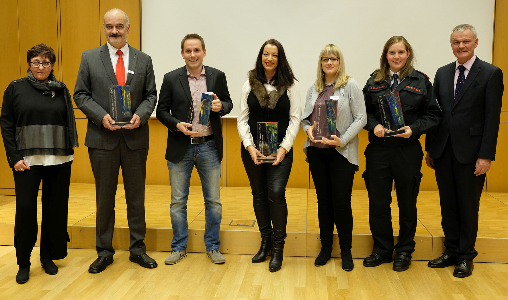 Die Gewinner des diesjährigen Südwestfalenawards zusammen mit Siegens IHK-Hauptgeschäftsführer Klaus Gräbener (rechts) und Fachjurymitglied Annette Eschment, Hagen, (links).