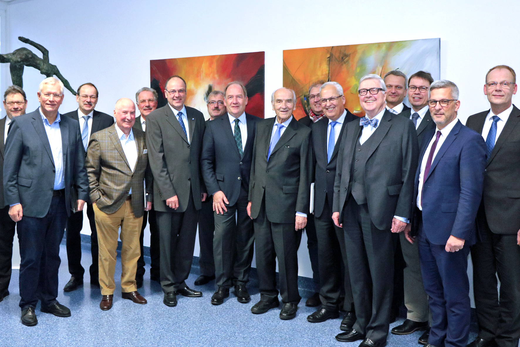Das Kuratorium der Fachhochschule Südwestfalen hat mit Dr.-Ing. Hans-Toni Junius (4.v.l.) einen neuen Vorsitzenden. Rechts daneben: Dr.-Ing. Jochen F. Kirchhoff und Dr. Karl Schneider.