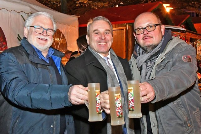 Räumten bei der Eröffnung alle eventuellen Meinungsverschiedenheiten aus und freuten sich auf einen tolle Weihnachtsmarktzeit in Steele (v.l.): Léon Finger, Albert Ritter und Detlef Leweux. Foto: Janz