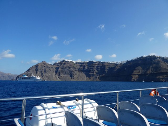 Blick auf Santorini mit Hafen und der Stadt Thira (Fyra)