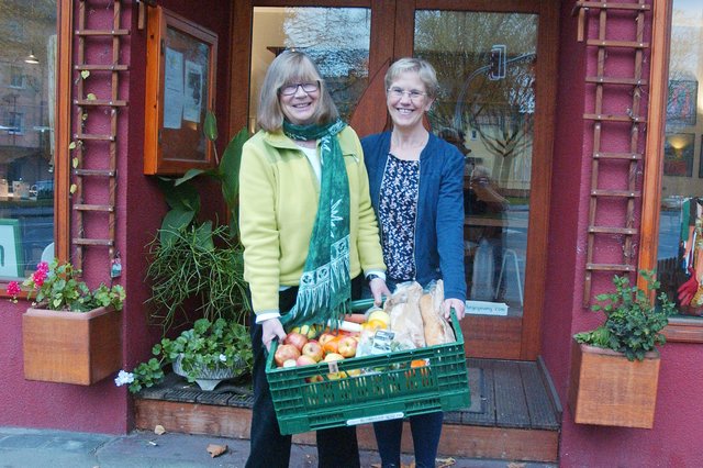 Margot Eppinger (links) und Ilona Otto retten Lebensmittel vor dem Wegschmeißen.