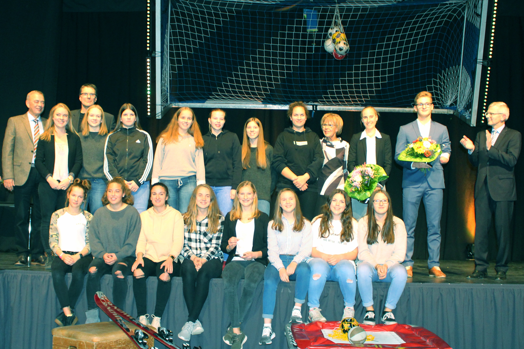 Von rechts: Bernd Hartung, Adam Karas, Franziska Koch, die Mannschaft der B-Junioren-Fußballerinnen der JSG Unna-Billmerich und Werner Kolter
