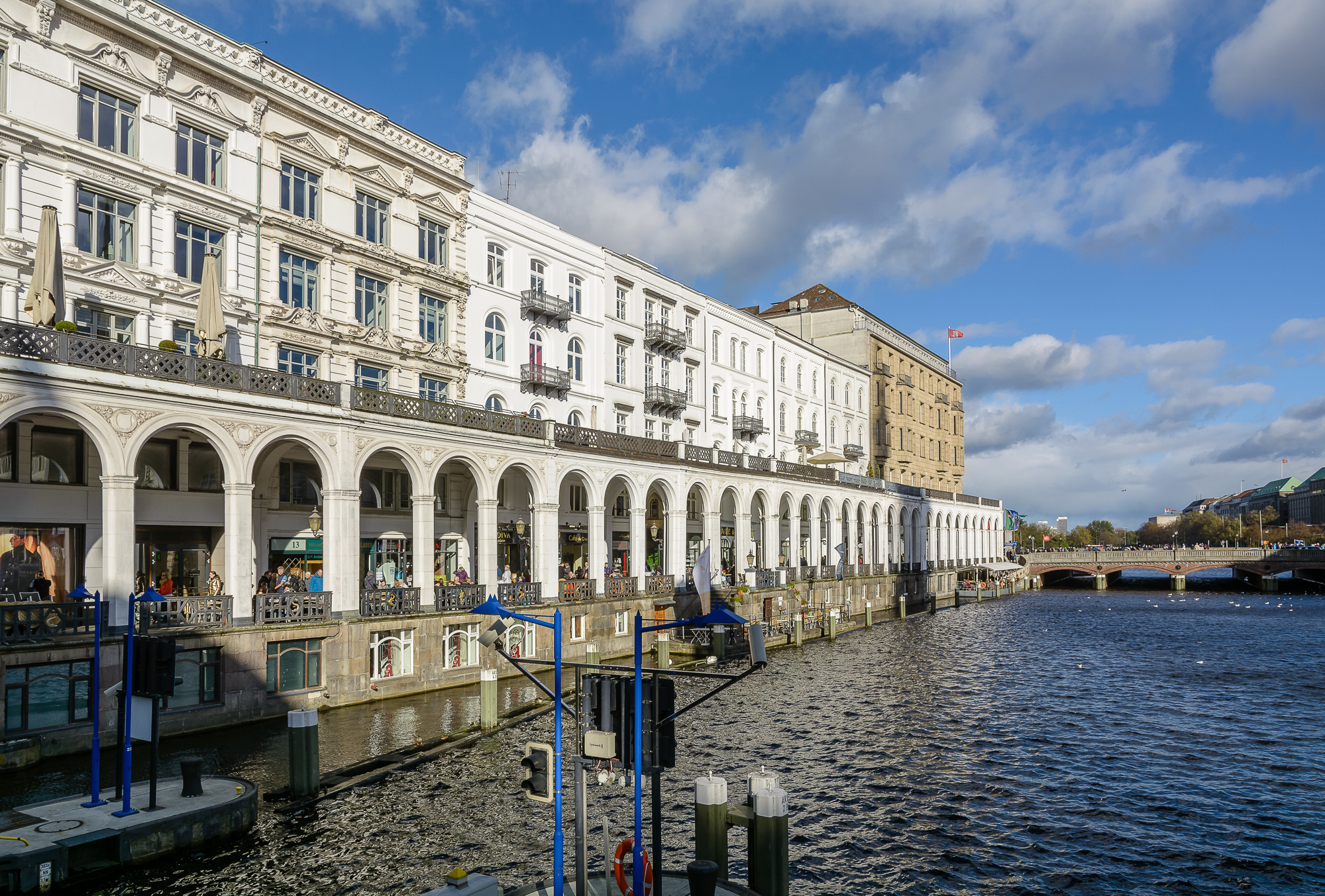 Die Alsterarkaden zwischen Jungfernstieg und Rathausmarkt