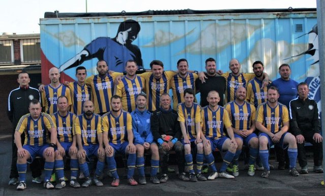 Holsterhauser SV, 1. Mannschaft, (Photo privat)
hinten, v.l.: Enver Shala, Matthias Dankert, Daniel Galinski, Bilal Al Bakkala, Christian Lumma, Lukas Krawczyk, Marcel Rauch, Thorsten Labomirzki, Mario Cueto, Christofer Amissah, Trainer Peter Remte, davor, v.l.: Dennis Schröpfer, Rene Corica, Abidin Özyurt, Dennis Becker, Timo Schön, Christian Ache, David Schober, Sascha von Bauer, Bernd Rinsche, Lars Wuttke, Präsident Jürgen Inkeit, es fehlen: Andreas Kurek, Ralf Michaelis, Lampros Papanikou, Adrian Schwar