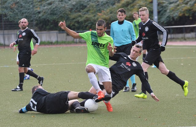Khalid Waziri lässt die Spieler von Preußen Eiberg ins Leere grätschen.
Foto: Bangert