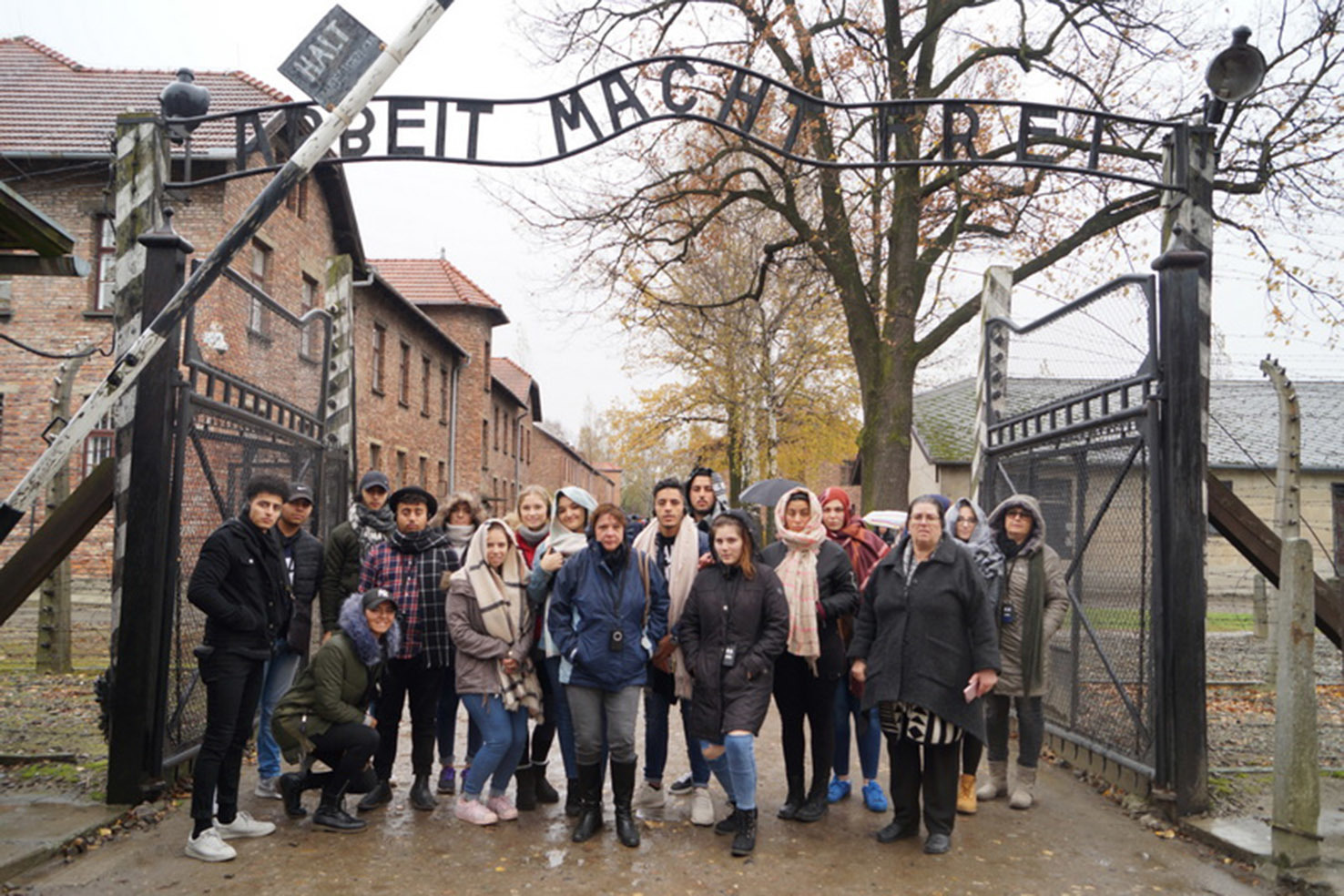 Die Besuchergruppe aus Gelsenkirchen besuchte auch das Konzentrationslager Auschwitz, in dem viele Juden ihr Leben lassen mussten. Umso zynischer der Spruch über dem Eingang: "Arbeit macht frei". Foto: Privat