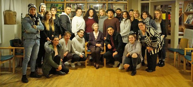 Schriftstellerin Zofia Posmysz (Bildmitte sitzend), die Autorin des Buches "Die Passagierin", das die Vorlage zur gleichnamigen Oper wurde, stellte sich als Zeitzeugin den Fragen der Gelsenkirchener Jugendlichen. Foto: Privat