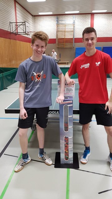 Philip Synofzik (l) und Dominik Hensen (r) sammeln Deckel beim Training.
