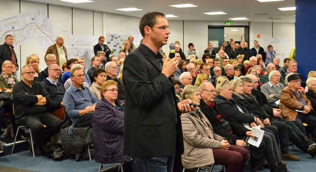 Sehr gut besucht war die Informationsveranstaltung. Projektleiter Frank Hinterlandt erläutert den Ausbau. Foto: RuhrText