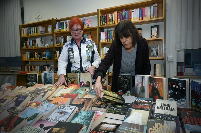 Sybille Piel (r.) und Ulrike Stallmann vom KÖB-Team hielten beim Bücherflohmarkt die Stellung. Auch sie durften sich über rege Nachfrage freuen. "Von den Erlösen bauen wir unseren Bestand weiter aus", verrieten die beiden.
