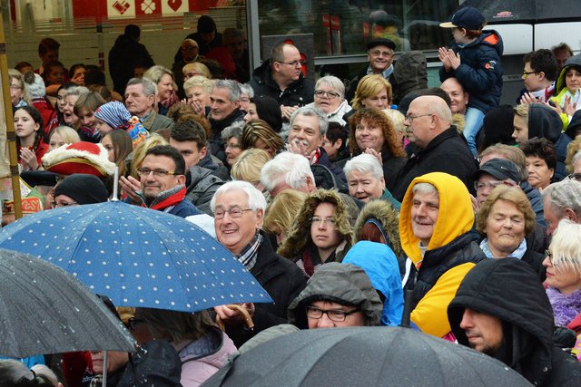 Dicht drängte sich das närrische Volk unter dem Vordach der Sparkasse, um bei typischem Novemberwetter den Hoppeditz zu wecken.