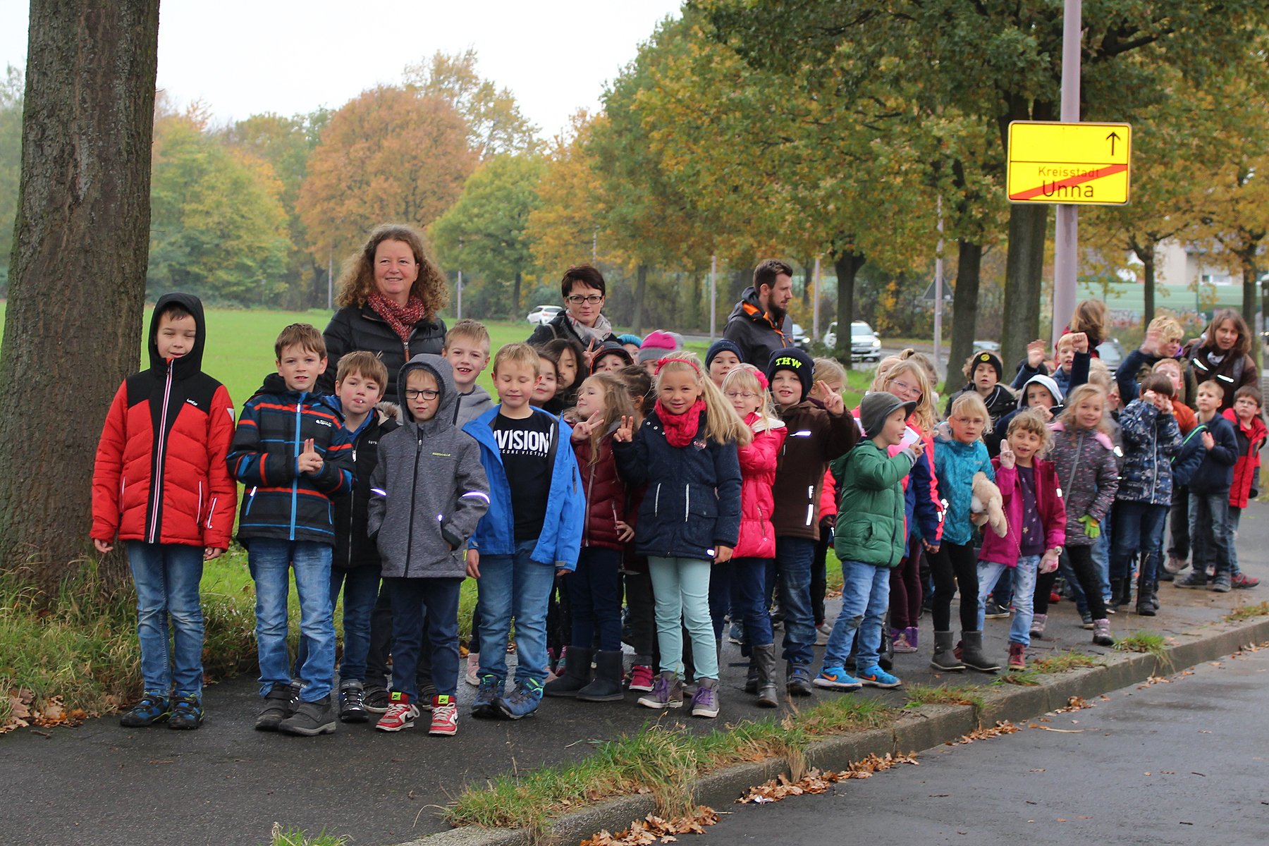 Die Klassen 2a und 2b auf dem 1,1 km langen Fußweg ins Gartencenter Augsburg
