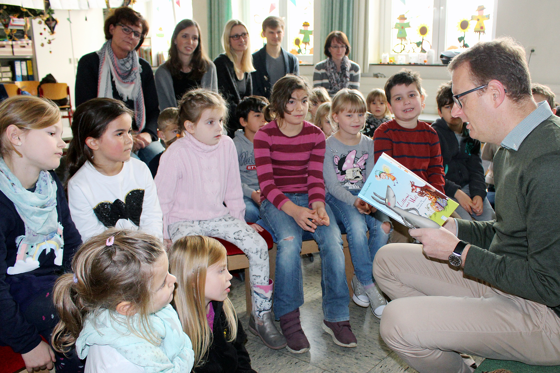 Oliver Kaczmarek liest in der Sonnenschule Unna-Massen