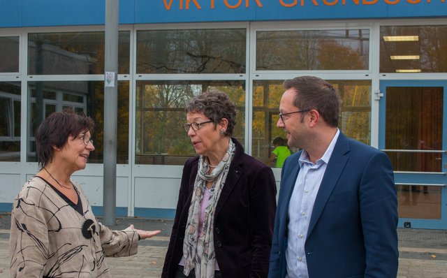 Die neue Schulleiterin, Martina Salewski im Gespräch mit Schulamtsdirektorin Anna Maria Eicker und dem Xantener Bürgermeister, Thomas Görtz