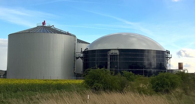 Biogasanlagen bieten nach Ansicht des Gewässerschutzes zu wenig Transparenz bei der Zusammensetzung ihrer Gärreste. Damit könne nur schwer nachvollzogen werden, was am Ende auf den Feldern und somit auch im Trinkwasser lande, kritisiert der VSR. Foto: Symbolbild