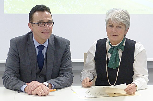 Bürgermeister Prof. Dr. Landscheidt und Regierungspräsidentin Birgitta Radermacher unterschreiben den Förderbescheid.