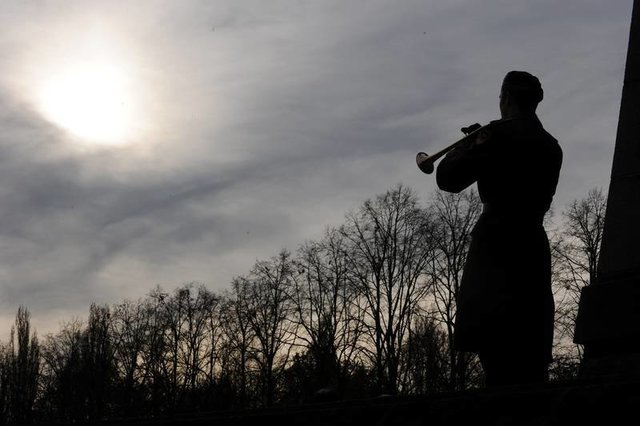 Ich hatt einen Kameraden: Trompeter auf der sowjetischen Kriegsgräberstätte in Berlin-Schönholzerheide | Foto: Uwe Zucchi