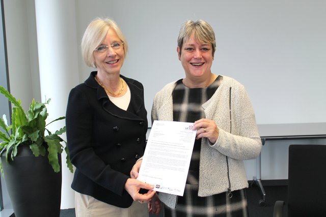 Dr. Hazel Roddam (UCLan, Reader in Allied Health Practice; im Bild rechts) brachte einen Brief des Dekans der Fakultät Health und Wellbeeing mit, in dem er großes Interesse an einer Kooperation mit der hsg äußerte. Diesen Brief nahm hsg-Präsidentin Prof. Dr. Anne Friedrichs (im Bild links) entgegen. Foto: hsg