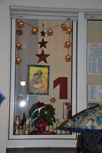 Geschmückte Fenster machen stets einige Tage zuvor deutlich, wann wo der Lebendige Adventskalender stattfindet.