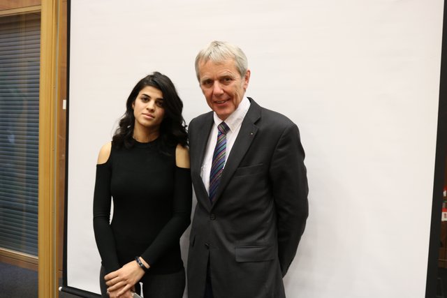 Dr. med. Ludger Wollring freut sich über die Bereicherung für seine Augenarztpraxis durch Daood Halas. Foto: Wieczorek