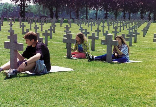 Die Teilnehmer eines Volksbund-Workcamps erneuern die Beschriftung der Grabkreuze auf der deutschen Kriegsgräberstätte des Zweiten Weltkrieges in Ysselsteyn/ Niederlande.