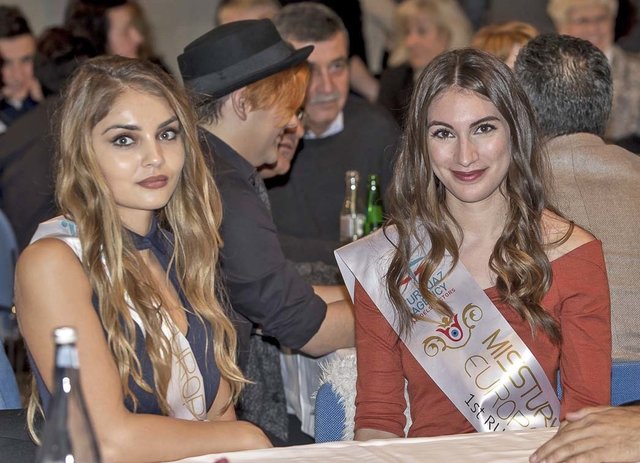 Die diesjährige Miss Turkuaz Europe 2017 wurde Mihriban Zeren aus Frankfurt/Main (links). Auf den zweiten Platz kam Sinem Girgin, ebenfalls aus Frankfurt am Main. Gemeinsam absolvierten die beiden ihren ersten offiziellen Auftritt bei der Jubiläumsfeier des deutsch-türkischen Freundeskreises. Foto: Gerd Kaemper