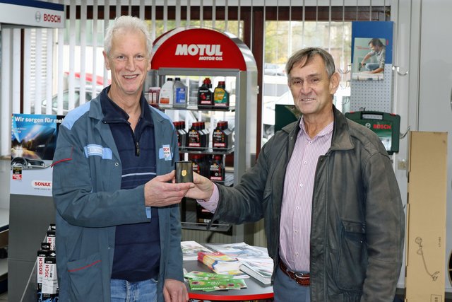 Veranstalter Claus Hagemann überreichte dem Gevelsberger Jörg Wiese den Goldnugget im Wert von 1000 Euro.