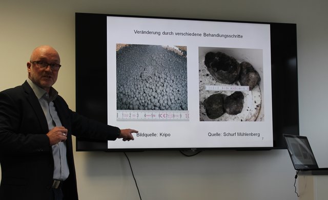 Thomas Eckerth zeigt ein Polizei-Foto von den Pellets. In dieser Form sei das Material nicht auf die Deponie gekommen, sondern als Klumpen (rechtes Bild).