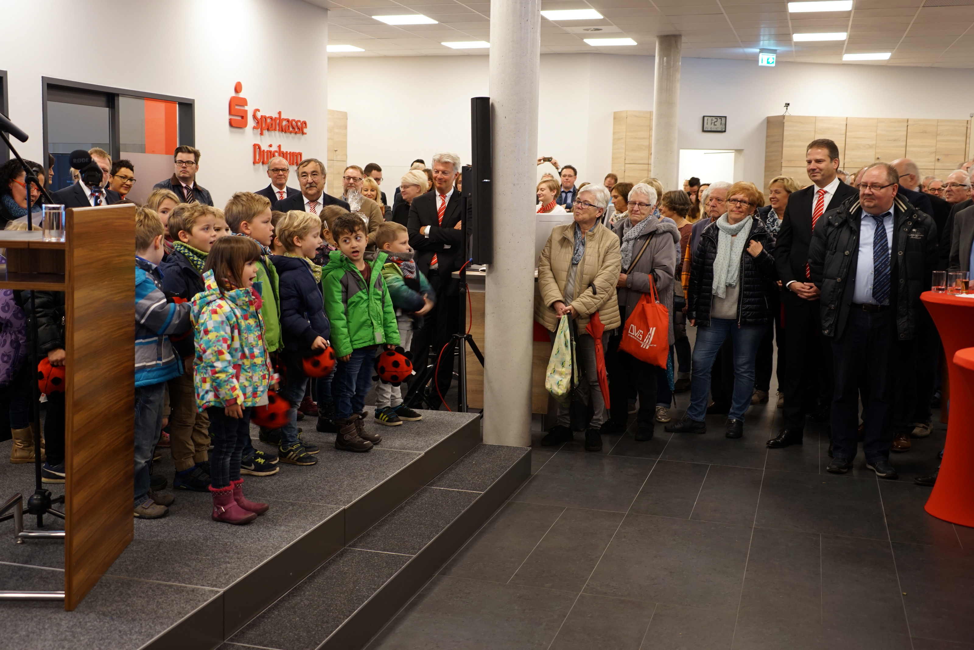In Anwesenheit von Sparkassen-Chef Dr. Joachim Bonn und Bürgermeister Manfred Osenger begrüßten die Kinder des benachbarten Kindergartens der Gemeinde Christ-König die zahlreichen Gäste mit fröhlichen Liedern und erhielten dafür viel Applaus. Fotos: Sparkasse Duisburg
