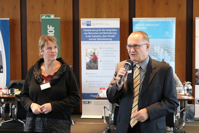 Helmut Gerosa (Bundesagentur für Arbeit) und Frauke Borchers (LVR-Integrationsamt) leiten die "Speed-Dating" Veranstaltung ein. Foto: Nils Krüger