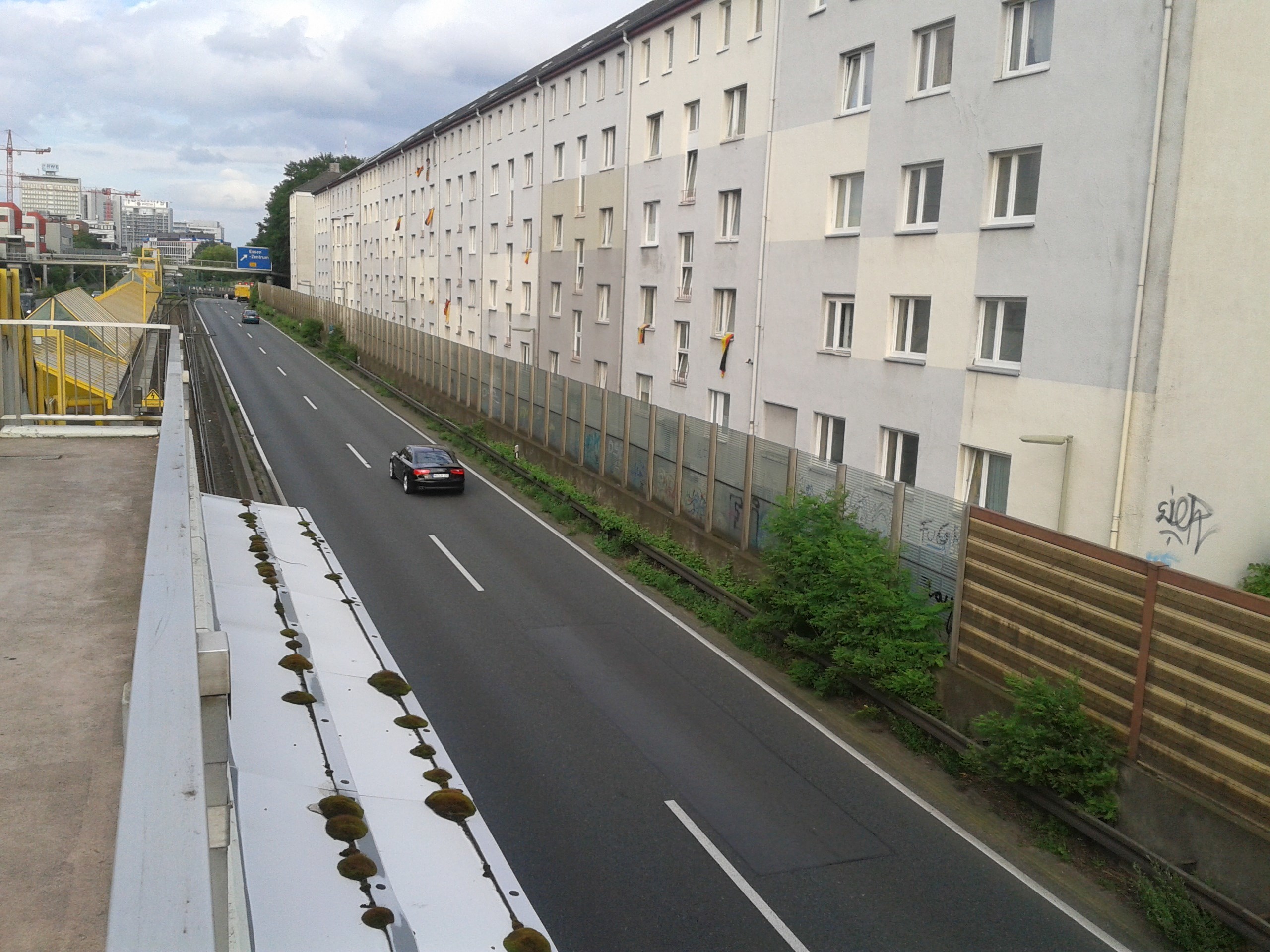 Essen braucht den Neubau günstiger Wohnungen. Die sollten dann auch nicht alle direkten Autobahnanschluß wie hier an der A 40 in Holsterhausen haben. Während immer mehr mit erheblicher staatlicher Förderung gebauter Mietwohnungen aus der Sozialbindung herausfallen und dem freien Markt überlassen werden, gibt es auch kaum Neubauprojekte des sozialen Wohungsbaus. Gemeinsam mit steigenden Einwohner*innenzahlen wird die soziale Scheere beim Wohnen immer breiter und schärfer.
