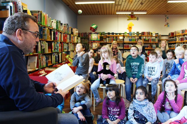 Weil dieser selbst ein begeisterter Fan von Astrid Lindgren ist, las Bodo Klimpel den Kindern die Geschichten von Michel in der Suppenschüssel und auch, wie er seine Schwester am Fahnenmast hochzog, vor.