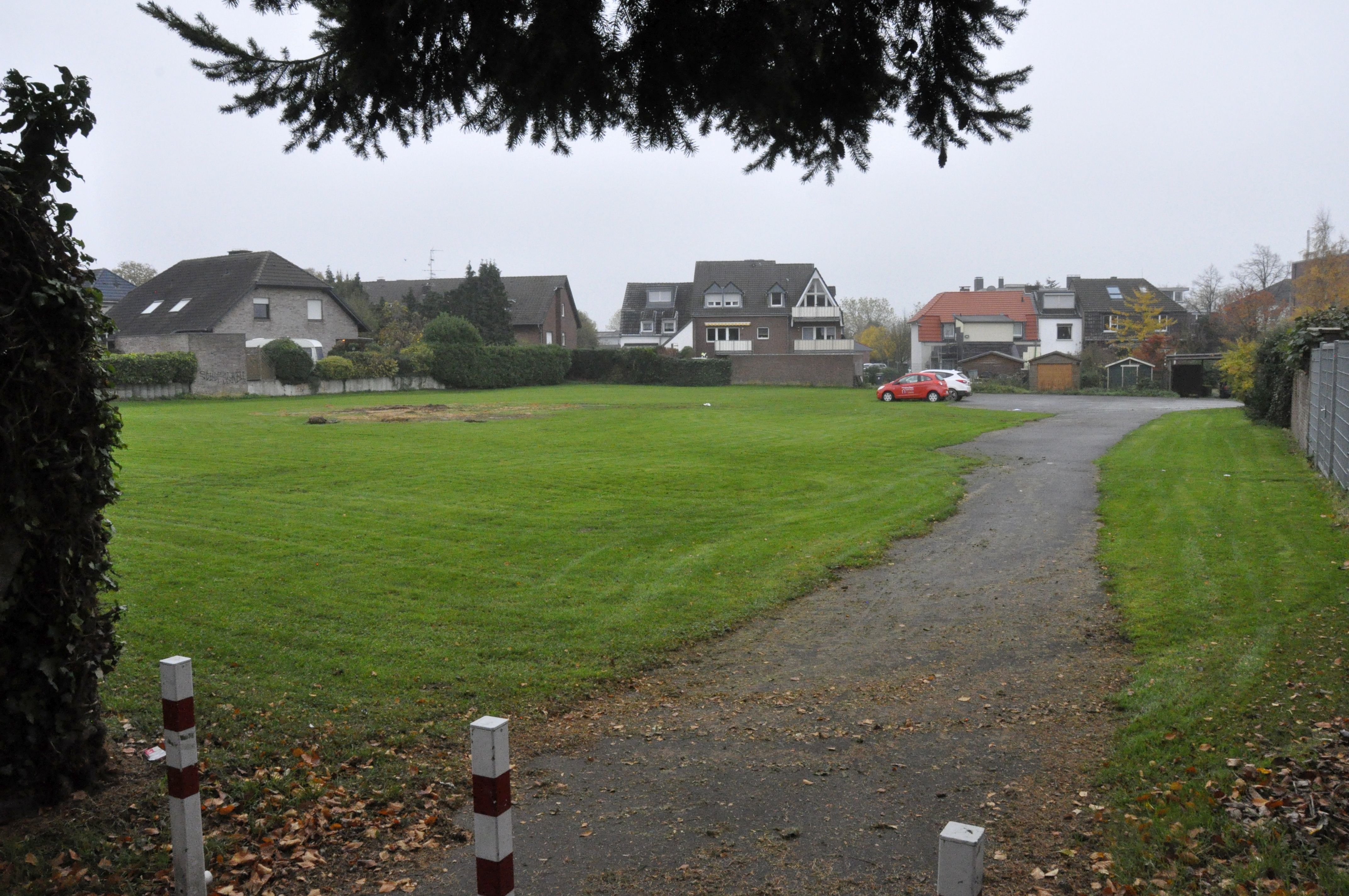 Der alte Kirmesplatz in Materborn darf mit Segen der Stadtverwaltung auch als Parkplatz genutzt werden.