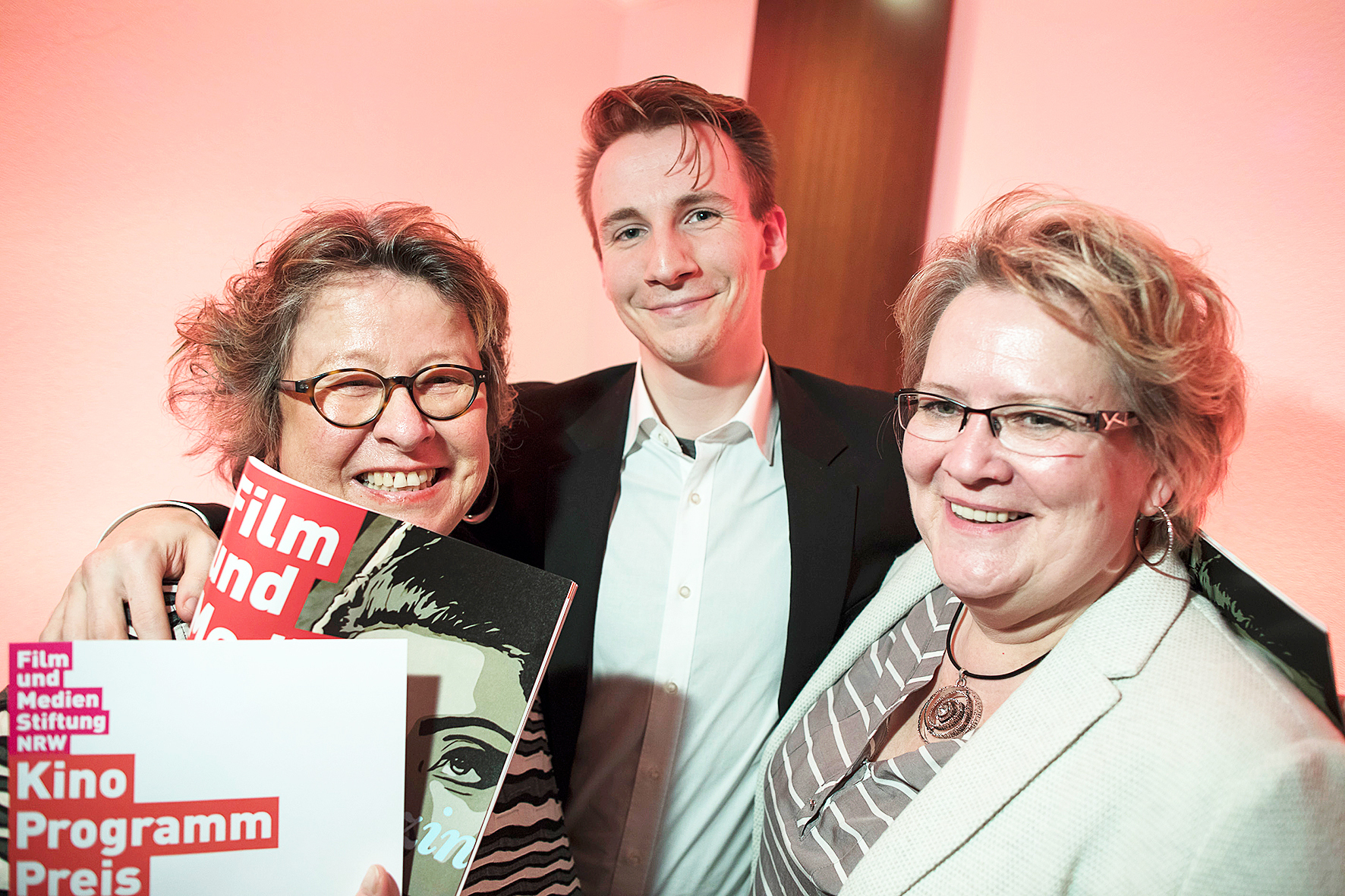 27. Kinorogrammpreis NRW: Kinobetreiberin und Preisträgerin Christiane Niemeyer mit ihren Mitarbeitern aus der Lichtburg in Wetter.
