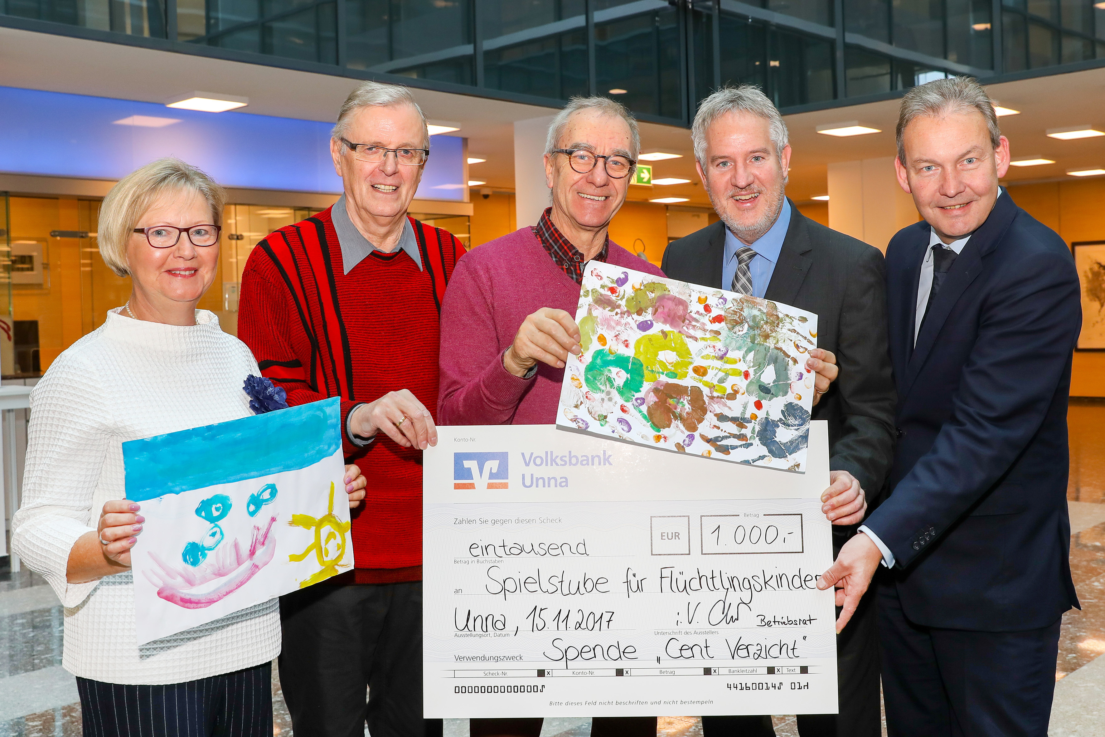 Die Volksbank Unna übergab im Rahmen ihrer Aktion Cent-Verzicht 1.000 Euro an die Spielstube für Flüchtlingskinder in Unna-‐Massen. Darüber freuen sich (v.l.): Harald
Hirsch (Betriebsratsvorsitzender), Gabriele Floegel (Mitarbeiterin bei der Volksbank
Unna) sowie Volker Risse, Leiter der Spielstube für Flüchtlingskinder.