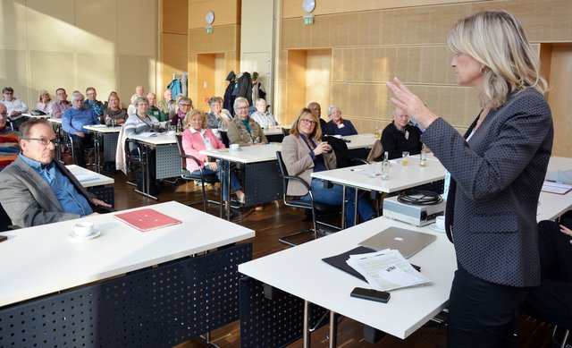 Mit Interesse folgten die Seniorenberaterinnen und Seniorenberater den Ausführungen der Referenten – hier: einem Kurzvortrag der Opferschutzbeauftragten Bettina Dresselhaus zum Thema „Falscher Polizeibeamter“. Fotos (4): privat